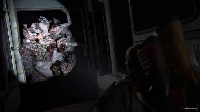 Gigantyczny mutant przebija drzwi w [Noedit] [Noedit] The Last of Us część 2 zremasterowana