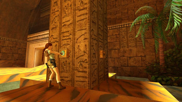 在《古墓丽影：重制版》的这个屏幕中，劳拉·克劳馥使用了覆盖着象形文字的柱子上的开关