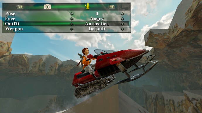 O captură de ecran din Tomb Raider 1-3 Remastered arată noul mod foto în acțiune în timp ce Lara se oprește în aer pe o sanie motorizată.