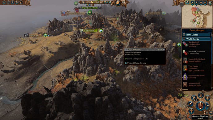 Total Warhammer 3 ölməz imperiyalarda, bəzi fərqli fraksiyaların yerini göstərən bir qayalı səhra bölgəsinin qismən böyüdülmüş görünüşü