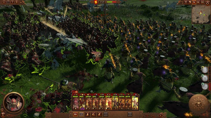 En slått kamp i Total Warhammer 3 Immortal Empires, som viser kavaleri lading i pikes