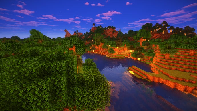 Krajobraz lasu Minecraft z rzeką biegnącą przez niego
