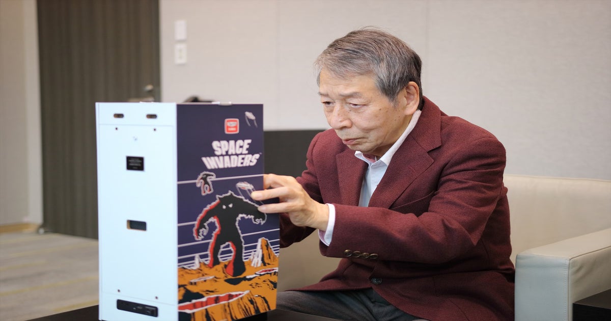 در اینجا توموهیرو نیشیکادو خالق Space Invaders در حال بازی یک ماکت در مقیاس یک چهارم ۴۵ سال پس از اولین انتشار آن است.