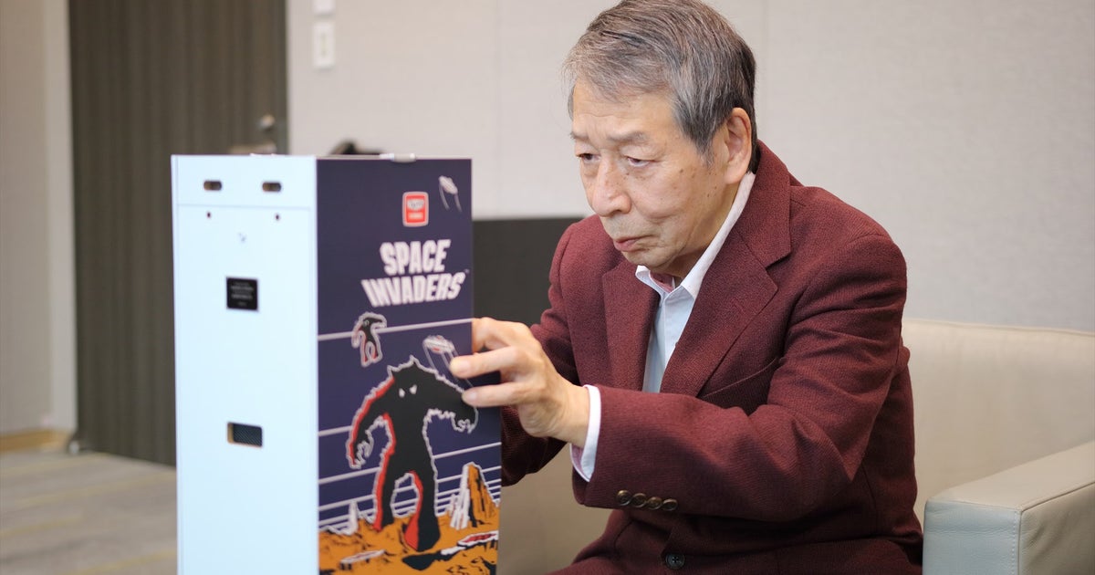 در اینجا توموهیرو نیشیکادو خالق Space Invaders در حال بازی یک ماکت در مقیاس یک چهارم ۴۵ سال پس از اولین انتشار آن است.