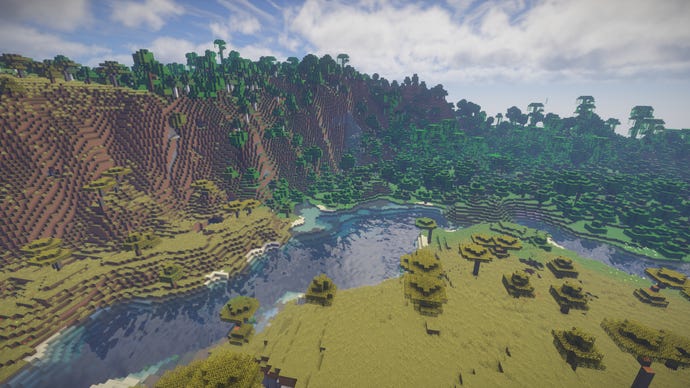 Een rivier aan de rand van een bos in Minecraft, met extreme heuvels aan de linkerkant in de verte