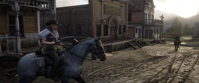 Red Dead Online - riding a horse through town