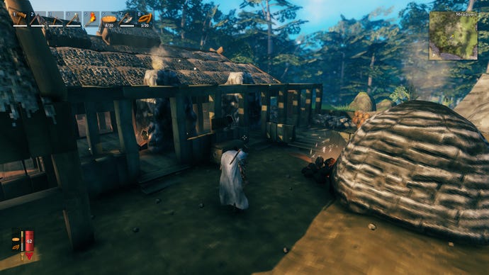En Valheim -skärmdump av en spelare klädd i en vargmantel och går mot smältområdet i en bosättning