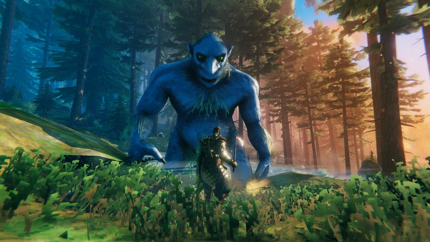 Seorang pahlawan Viking berdiri di hadapan ogre biru besar di hutan di Valheim