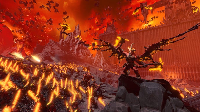 Ein roter Dämon brüllt, während seine Armee im Gesamtkrieg voranschreitet: Warhammer 3