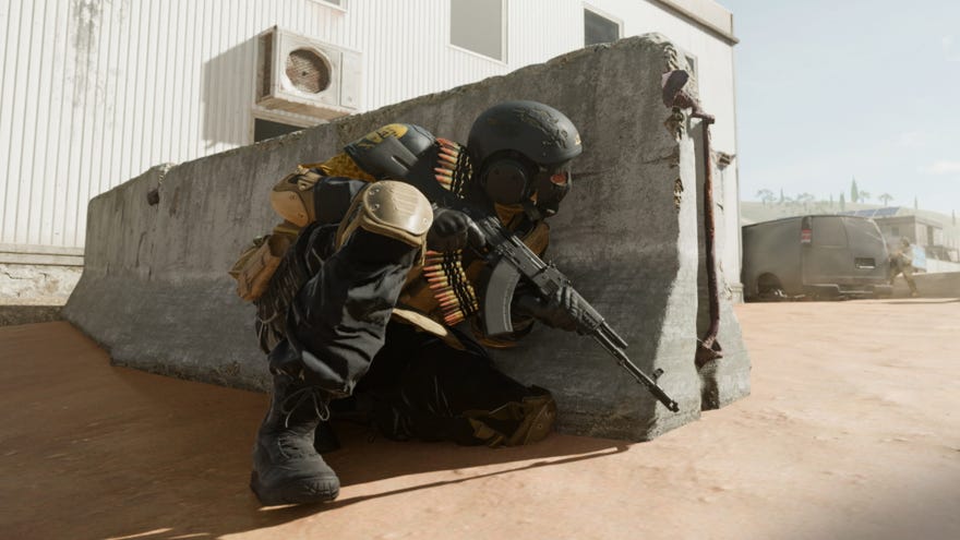 Un soldato che brandisce un fucile d'assalto Kastov 762 si accovaccia dietro una copertura all'esterno di Warzone 2.0