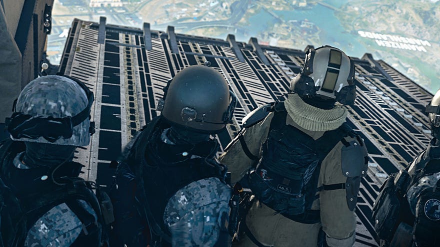 Un grup de soldați cu spatele la aparatul foto stau cot la cot în golful unei aeronave și se pregătesc să sară din avion în Warzone 2.0
