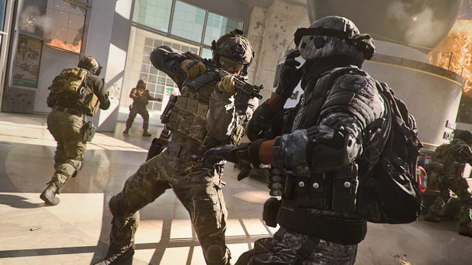 Een soldaat in Warzone 2.0 bedreigt een vijand met hun geweer, terwijl hun squadmates het binnengebied om hen heen beveiligen