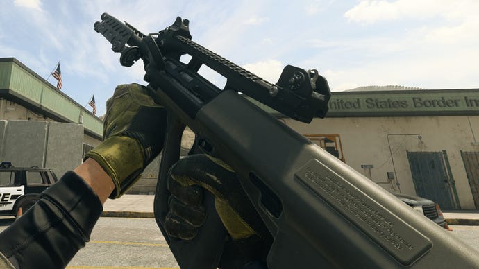 Spilleren i Warzone 2.0 inspiserer våpenet sitt, HCR-56