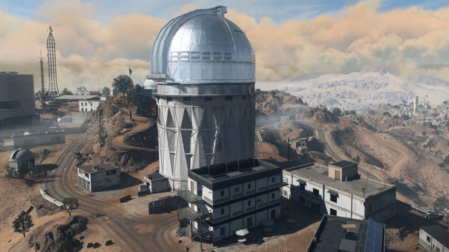 En fågelperspektiv av en observatorisk byggnad i Al Mazrah, Warzone 2.0 -kartan