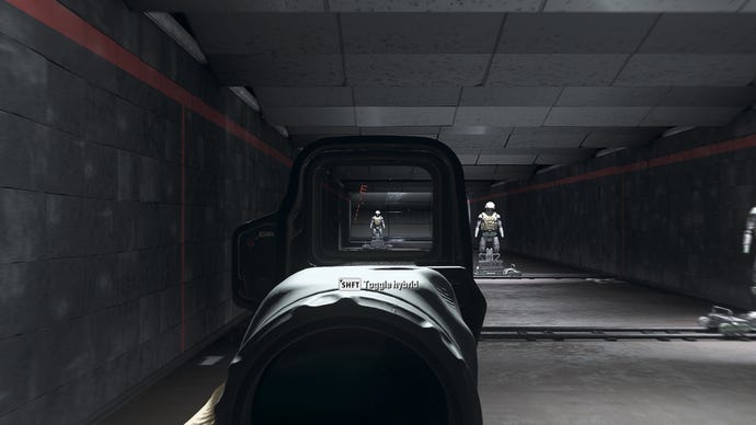 Il giocatore in Warzone 2.0 mira a un fittizio di allenamento usando l'Angel-40 4 8x Optic Attachment