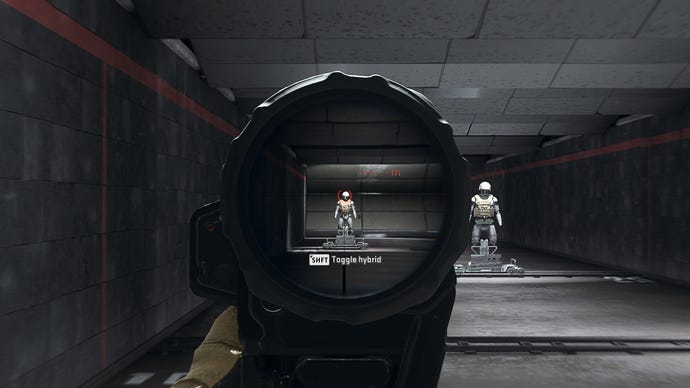 Người chơi trong Warzone 2.0 nhằm vào một hình nộm đào tạo bằng cách sử dụng tệp đính kèm quang học Angel-40 4 8x