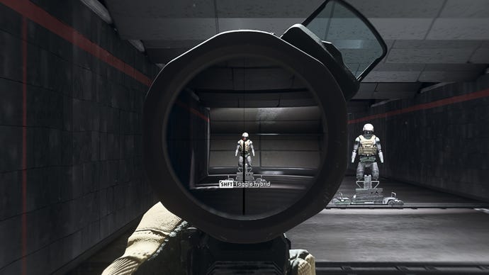 Il giocatore in Warzone 2.0 mira a un fittizio di allenamento usando l'attaccamento ottico di Ares Clear Shot