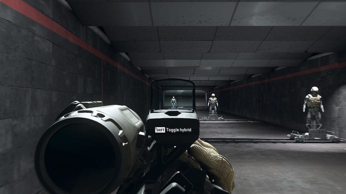 Il giocatore in Warzone 2.0 mira a un manichino da allenamento usando l'attaccamento ottico ibrido BPZ40