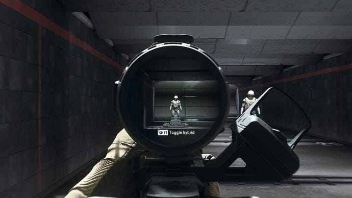 Il giocatore in Warzone 2.0 mira a un manichino da allenamento usando l'attaccamento ottico ibrido BPZ40