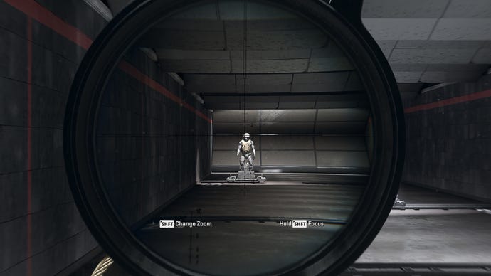 Người chơi trong Warzone 2.0 nhằm vào một hình nộm đào tạo bằng cách sử dụng tệp đính kèm quang Corio 13X VRS