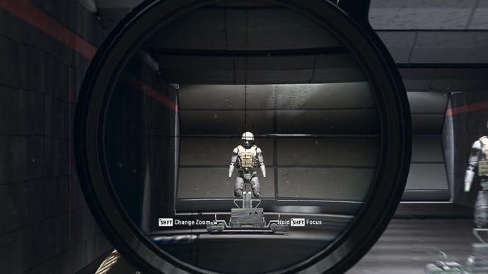 Il giocatore in Warzone 2.0 mira a un manichino da allenamento usando l'attaccamento ottico di Corio 13X VRS