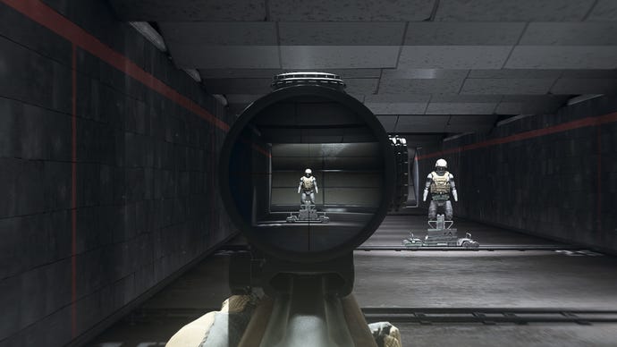 Người chơi trong Warzone 2.0 nhằm vào một hình nộm đào tạo bằng cách sử dụng tệp đính kèm quang học Corio CQC