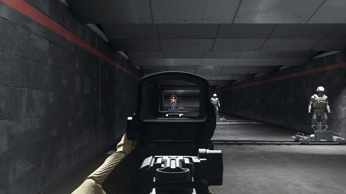 Il giocatore in Warzone 2.0 mira a un fittizio di allenamento usando l'attaccamento ottico di Corio Eppercer