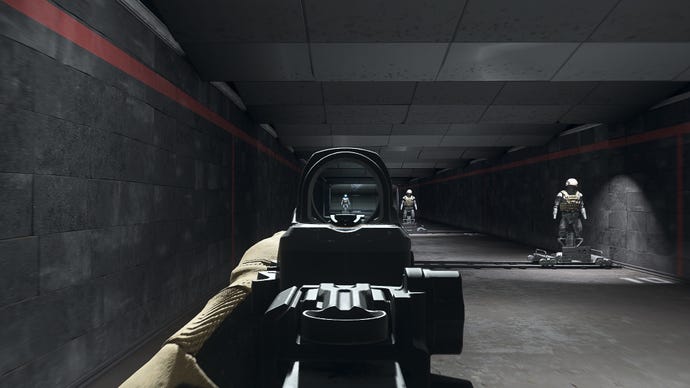 Người chơi trong Warzone 2.0 nhằm vào một hình nộm đào tạo bằng cách sử dụng tệp đính kèm Corio Re-X Pro