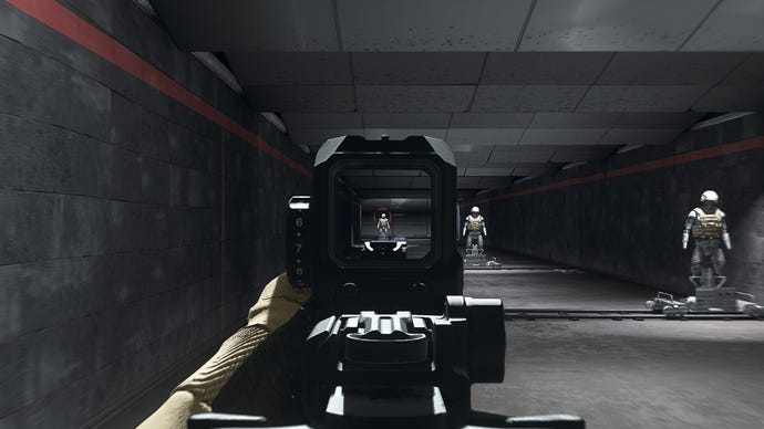 Il giocatore in Warzone 2.0 mira a un manichino da allenamento usando l'attaccamento ottico CORVUS downrange-00