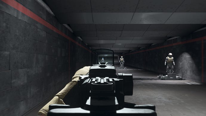 השחקן ב- Warzone 2.0 מכוון לדמה אימונים באמצעות הקובץ המצורף של Cronen Mini Pro Optic