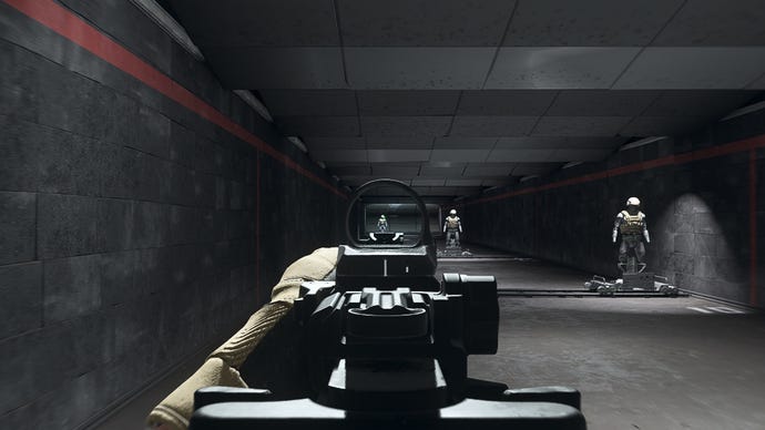 Người chơi trong Warzone 2.0 nhằm vào một hình nộm đào tạo bằng cách sử dụng tệp đính kèm Optic Dot Dot Cronen Mini