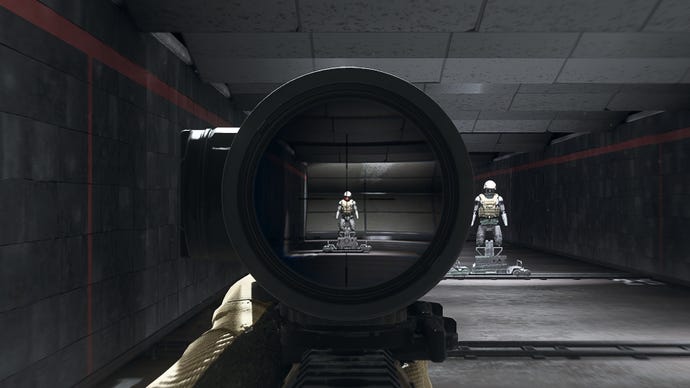 Người chơi trong Warzone 2.0 nhằm vào một hình nộm đào tạo bằng cách sử dụng tệp đính kèm quang quang Cronen Z