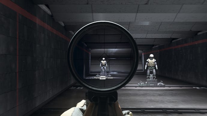 Il giocatore in Warzone 2.0 mira a un manichino da allenamento usando l'attaccamento ottico Daunt C80
