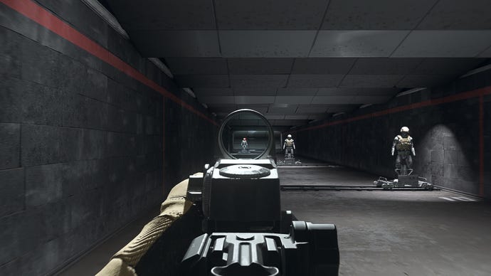 Người chơi trong Warzone 2.0 nhằm vào một hình nộm đào tạo bằng cách sử dụng tệp đính kèm quang học phản xạ DF105