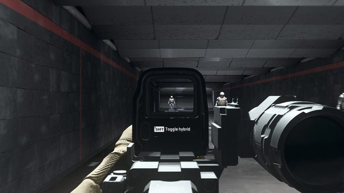 Người chơi trong Warzone 2.0 nhằm vào một hình nộm đào tạo bằng cách sử dụng tệp đính kèm quang học lai DR582
