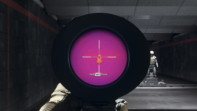 Người chơi trong Warzone 2.0 nhằm vào một hình nộm đào tạo bằng cách sử dụng tệp đính kèm quang Drexsom Prime 90