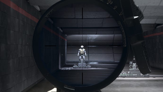 Người chơi trong Warzone 2.0 nhằm vào một hình nộm đào tạo bằng cách sử dụng tệp đính kèm quang DXS Coriolis V4
