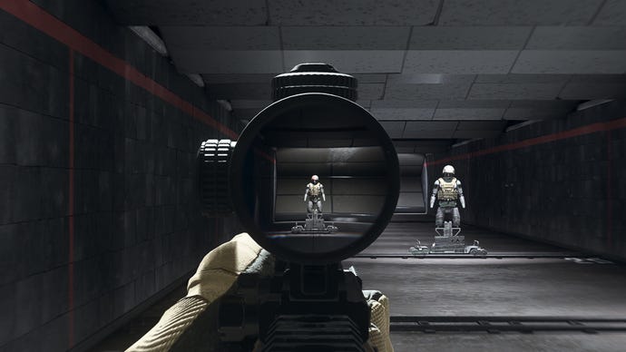 Người chơi trong Warzone 2.0 nhắm vào một hình nộm đào tạo bằng cách sử dụng tệp đính kèm quang Forge TAC Delta 4