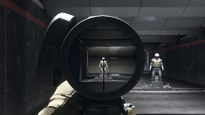 Người chơi trong Warzone 2.0 nhắm vào một hình nộm đào tạo bằng cách sử dụng tệp đính kèm quang FTAC Charlie7