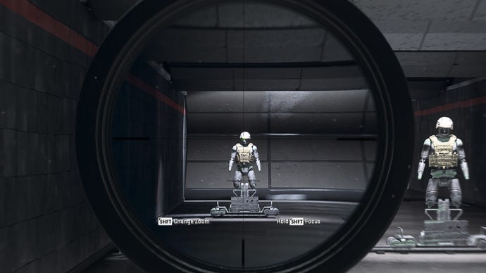 Il giocatore in Warzone 2.0 mira a un manichino da allenamento usando l'attaccamento ottico del locus SP FTAC