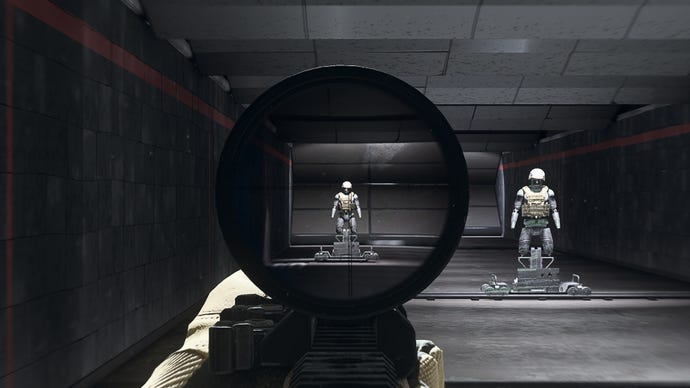 Người chơi trong Warzone 2.0 nhằm vào một hình nộm đào tạo bằng cách sử dụng tệp đính kèm quang quang HMW-20