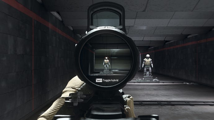 Il giocatore in Warzone 2.0 mira a un fittizio di allenamento usando l'attaccamento ottico ibrido