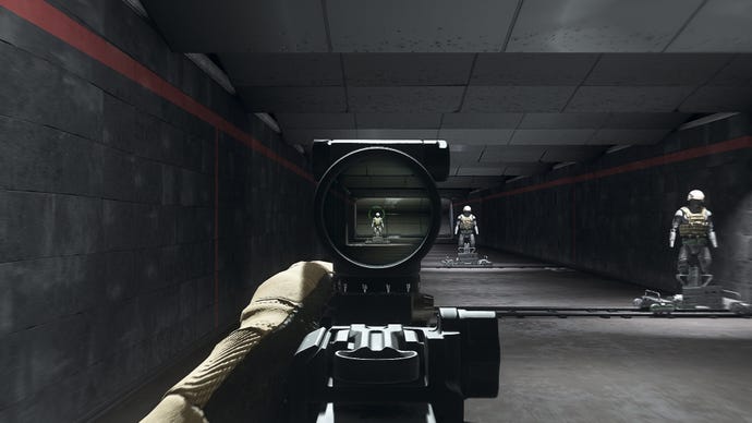 Il giocatore in Warzone 2.0 mira a un fittizio di allenamento usando l'attaccamento ottico di Kazan Holo