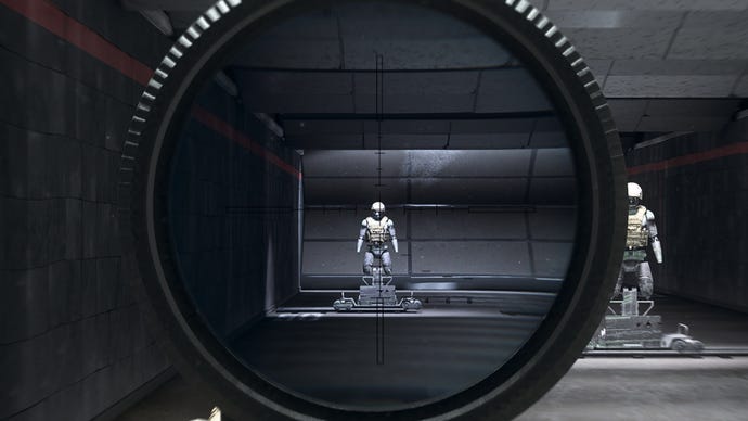 Người chơi trong Warzone 2.0 nhằm vào một hình nộm đào tạo bằng cách sử dụng tệp đính kèm quang Lachmann Impact 9