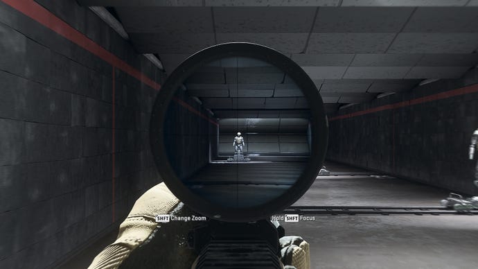Người chơi trong Warzone 2.0 nhằm vào một hình nộm đào tạo bằng cách sử dụng tệp đính kèm quang học Luca Bandera