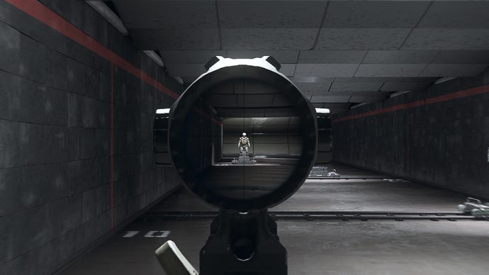 Người chơi trong Warzone 2.0 nhằm vào một hình nộm đào tạo bằng cách sử dụng tệp đính kèm quang học LUCA CANIS 4X