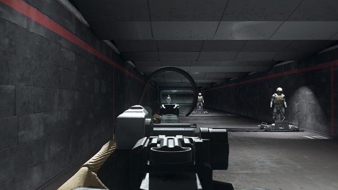 Người chơi trong Warzone 2.0 nhằm vào một hình nộm đào tạo bằng cách sử dụng tệp đính kèm quang Monocle CT90