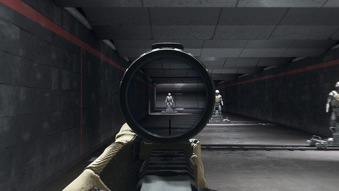 Người chơi trong Warzone 2.0 nhằm vào một hình nộm đào tạo bằng cách sử dụng tệp đính kèm quang học Schlager 4X