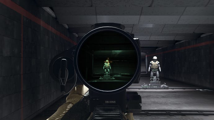 Người chơi trong Warzone 2.0 nhằm vào một hình nộm đào tạo bằng cách sử dụng tệp đính kèm quang xem đêm Schlager