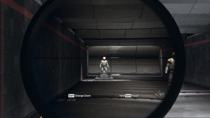 Người chơi trong Warzone 2.0 nhằm vào một hình nộm đào tạo bằng cách sử dụng tệp đính kèm quang tín hiệu 50x 8x